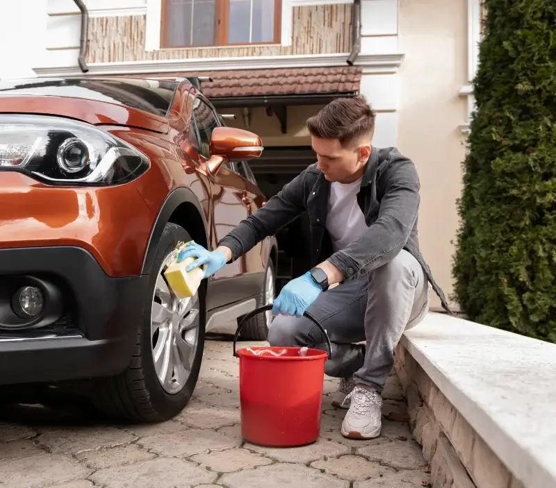 Lavage auto à domicile Saint-Ouen-l'Aumône : professionnel intervenant sur un véhicule